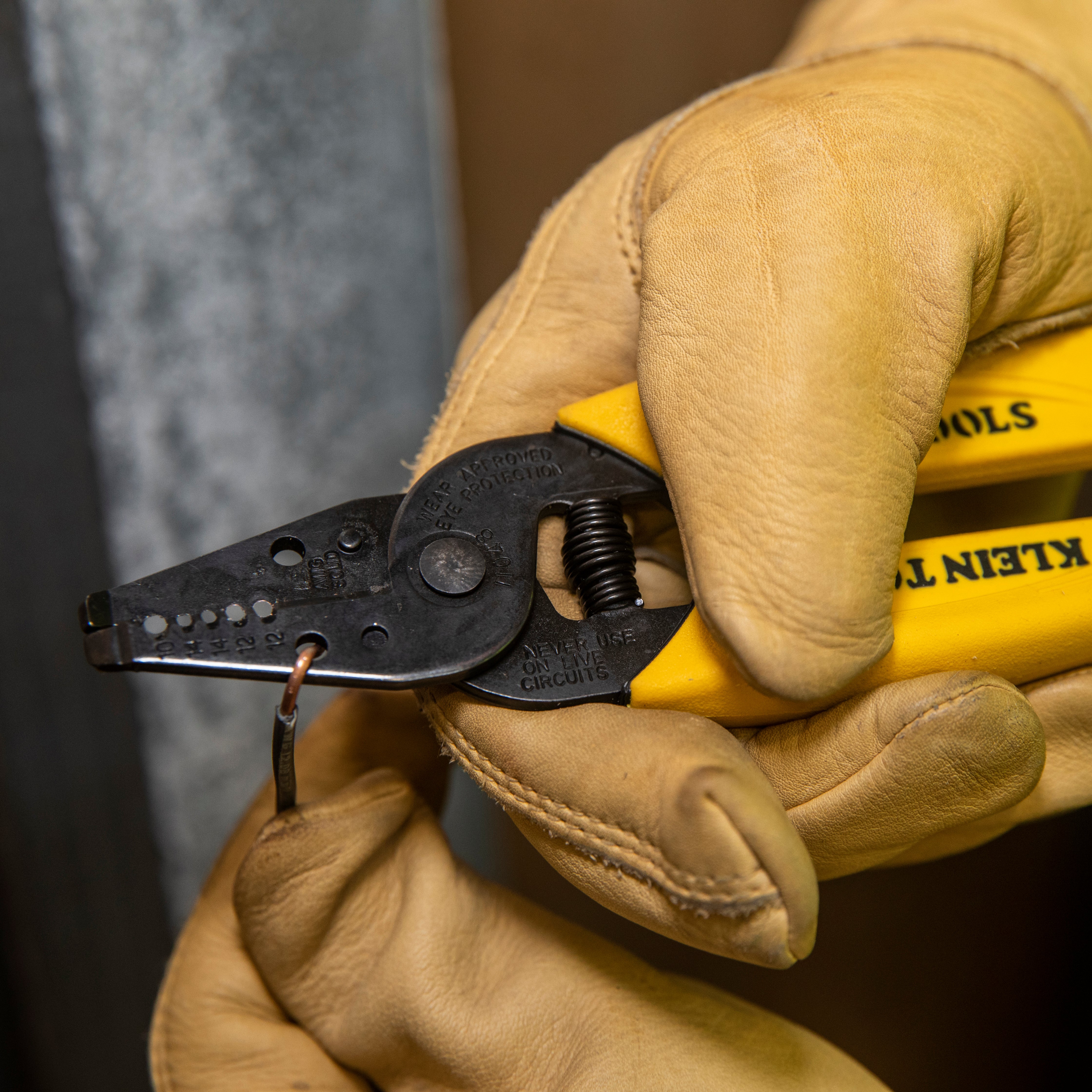 KLEIN TOOLS Dual-Wire Stripper/Cutter For Solid Wire - Image 4