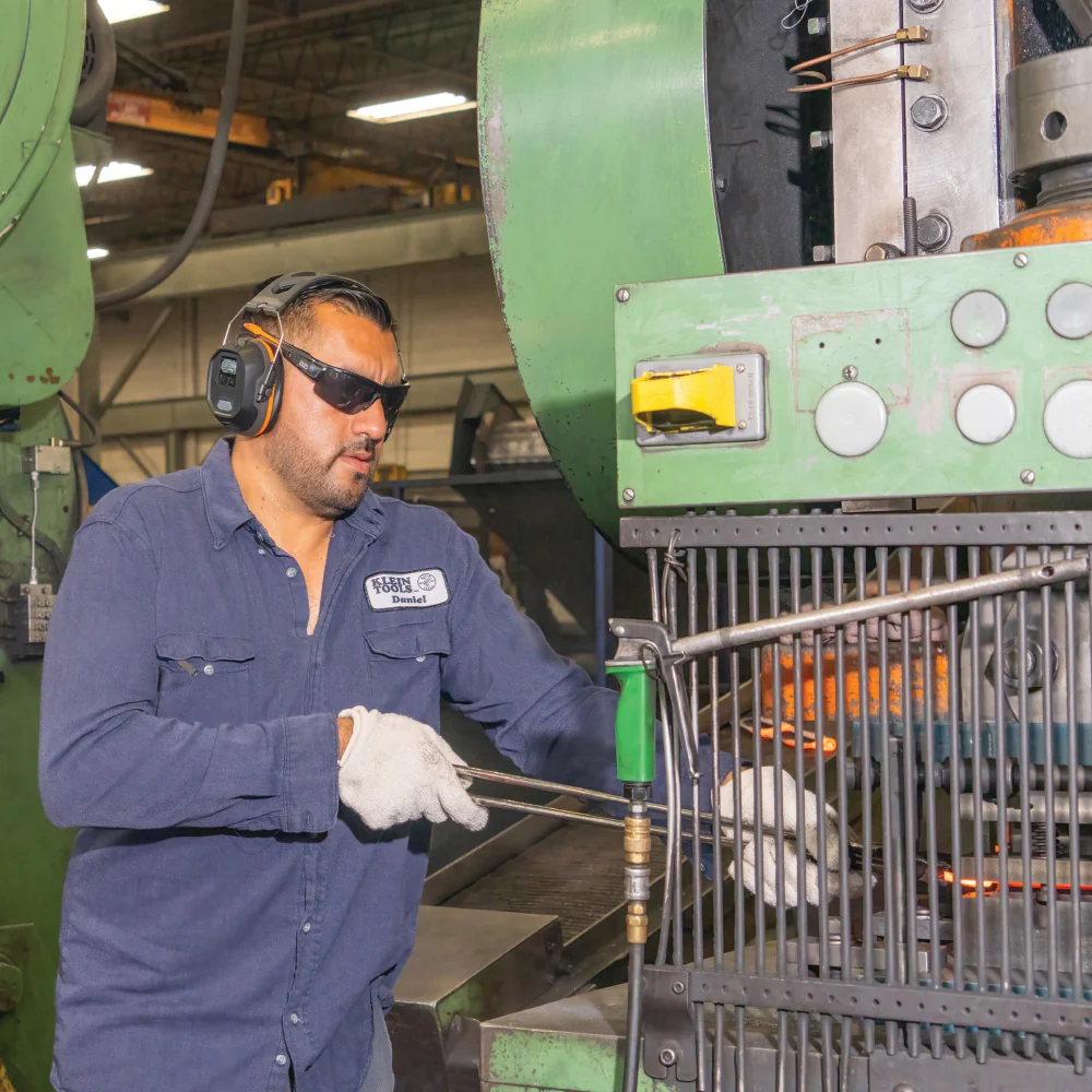 KLEIN TOOLS Situational Awareness Bluetooth® Earmuffs - Image 4