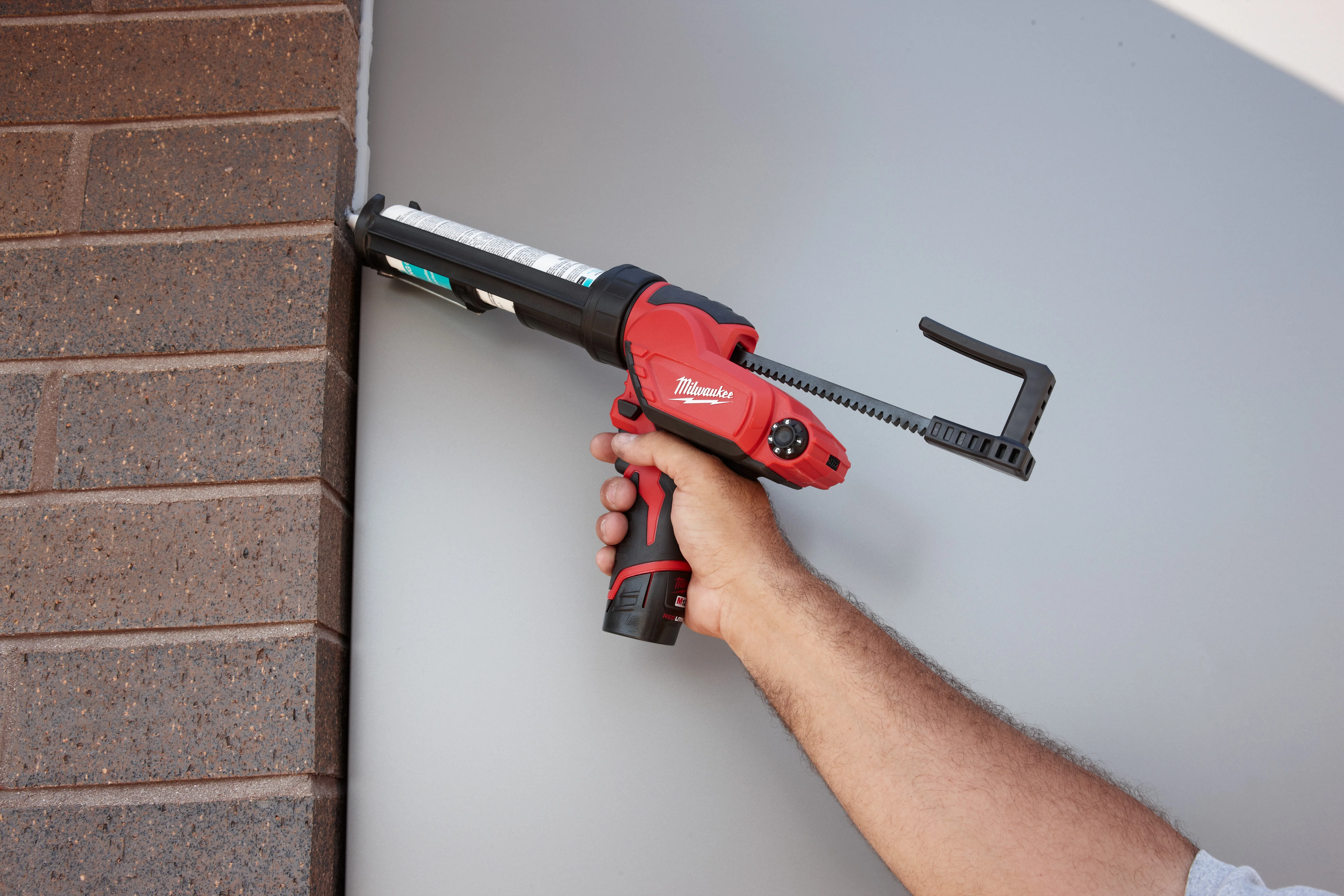 Milwaukee M12 Cordless 10oz Caulk and Adhesive Gun 2441-20 + FREE M12 REDLITHIUM XC 4.0 Extended Capacity Battery 48-11-2440 - Image 3